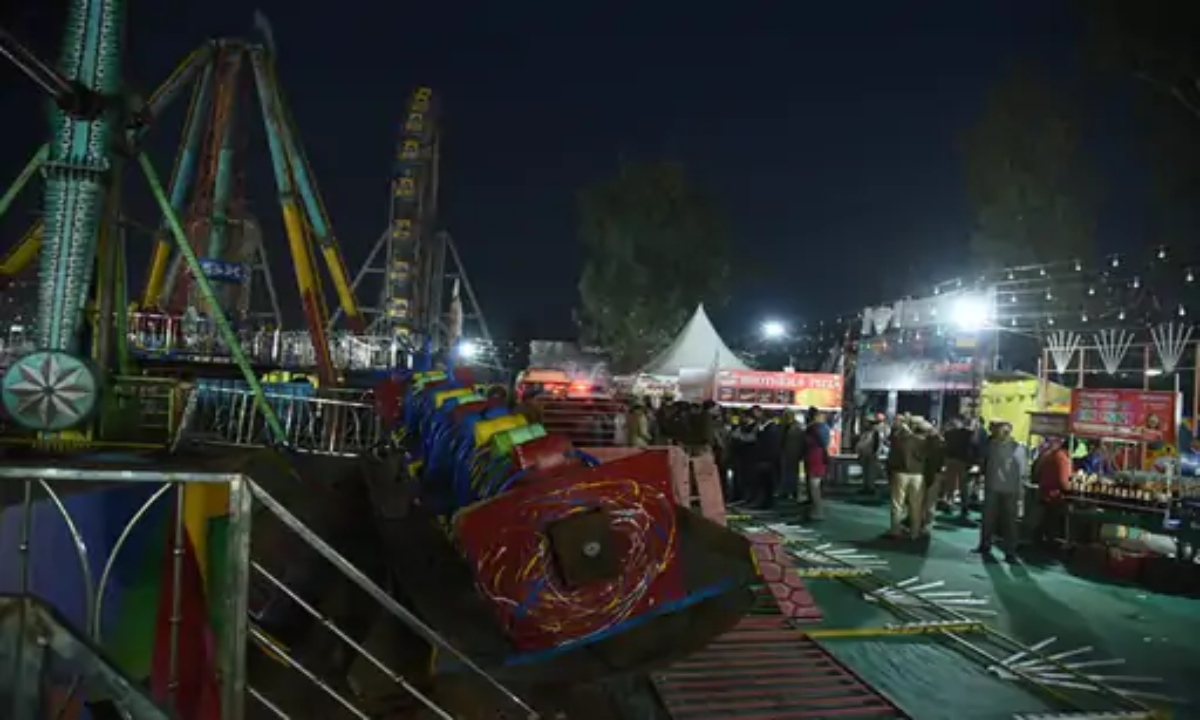 Swing collapses at Surajkund fair, VIDEO: Police inspector dies, 12 injured