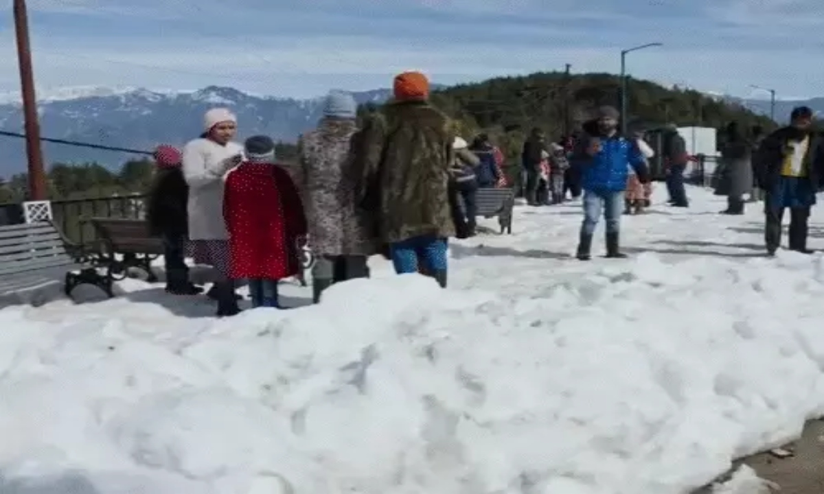 The temperature in Pithoragarh, Uttarakhand, is minus 24°.