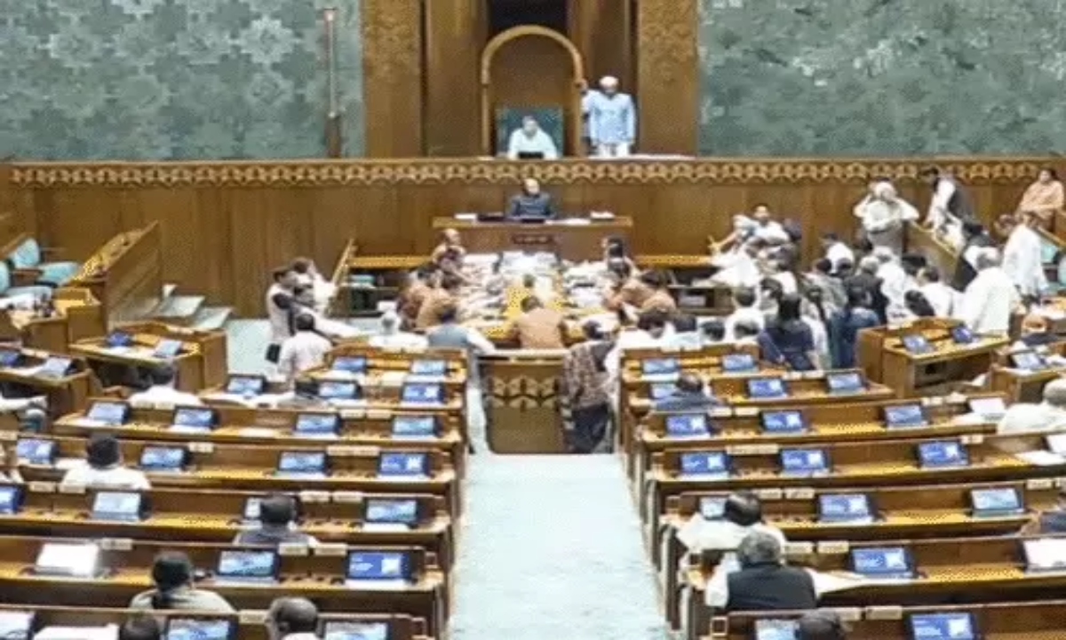 Slogans of 'Hardeep Puri resign' in Lok Sabha