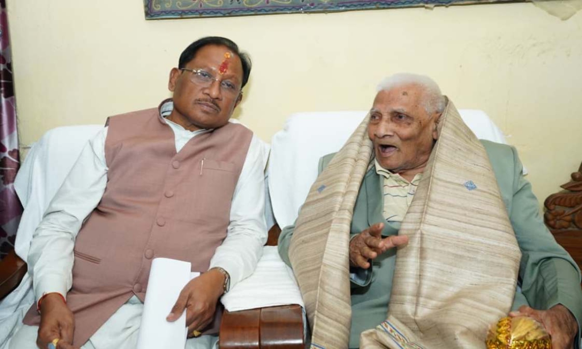 CM Sai pays courtesy visit to democracy fighter, calls his struggle and patriotism inspiring