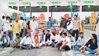 टोल प्लाजा पर बजरंग दल–विहिप कार्यकर्ताओं का हंगामा, तोड़फोड़