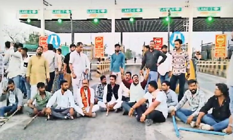 टोल प्लाजा पर बजरंग दल–विहिप कार्यकर्ताओं का हंगामा, तोड़फोड़