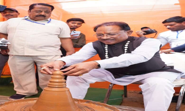 CM Sai sculpted a diya on a potter's wheel and interacted with traditional craftsmen.