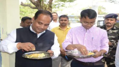Raipur Collector tasted the mid-day meal