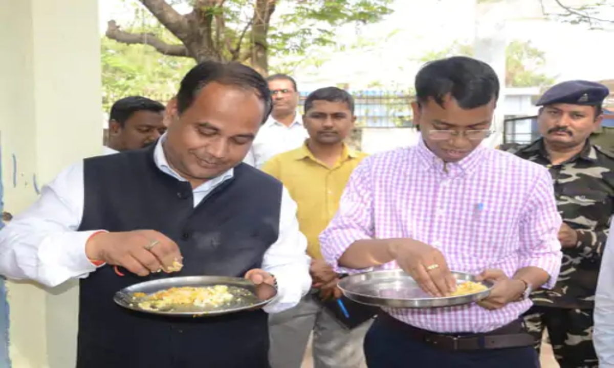 Raipur Collector tasted the mid-day meal