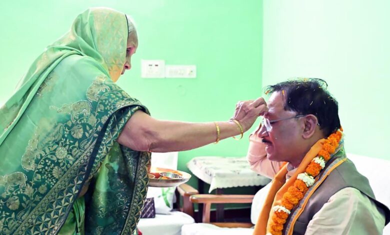 Mother's blessings and immense public affection: Chief Minister's birthday celebrated with warmth in the garden