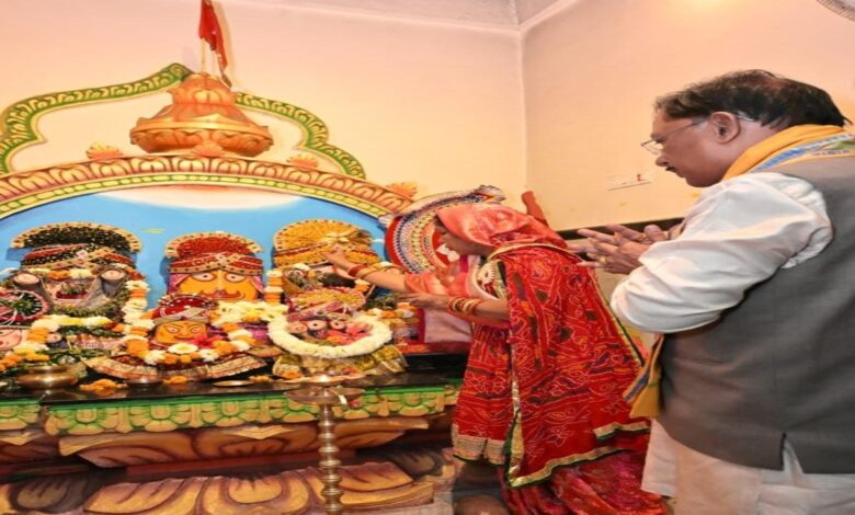 Chief Minister offers prayers at Sri Jagannath Temple on his 62nd birthday