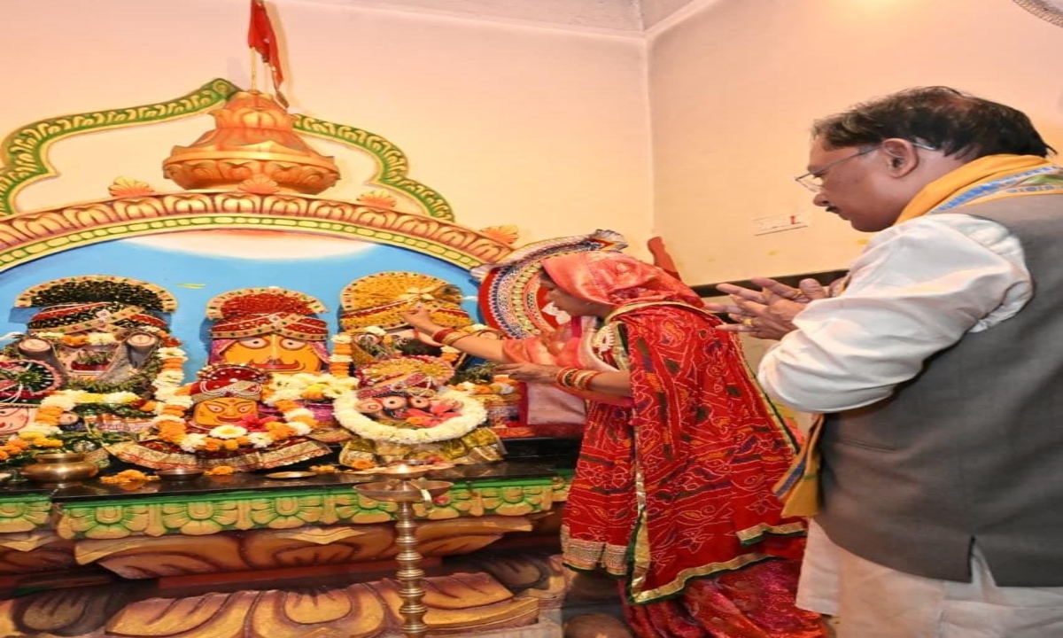 Chief Minister offers prayers at Sri Jagannath Temple on his 62nd birthday