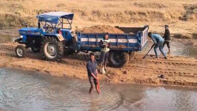 Illegal sand mining continues unabated under the noses of those responsible: Hundreds of tractors extract sand daily, day and night.