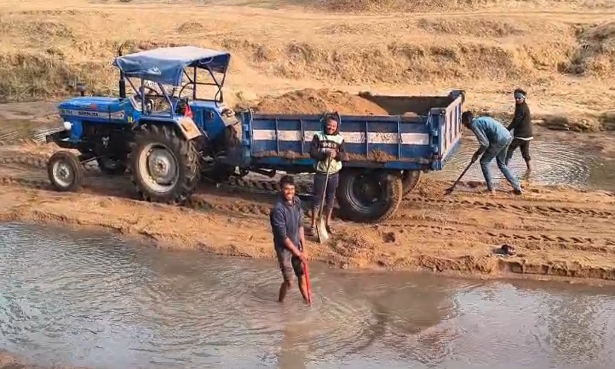 Illegal sand mining continues unabated under the noses of those responsible: Hundreds of tractors extract sand daily, day and night.