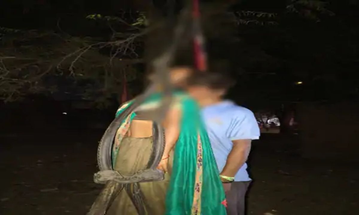 Husband and wife hanged themselves on a roadside tree