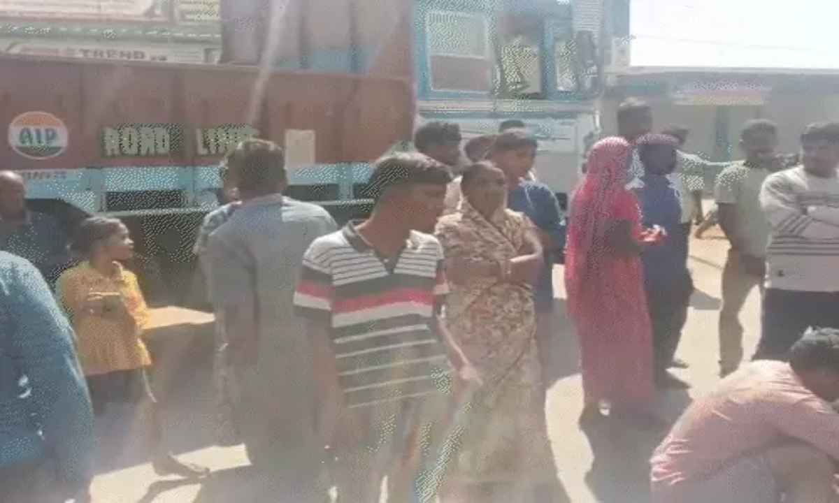 Horrific accident in Balod: Forest department watchman crushed by 14-wheeler truck