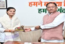 The Chief Minister met Vaibhavi Agarwal, who secured the 35th rank in the PSC, and congratulated her and offered her sweets.