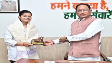 The Chief Minister met Vaibhavi Agarwal, who secured the 35th rank in the PSC, and congratulated her and offered her sweets.