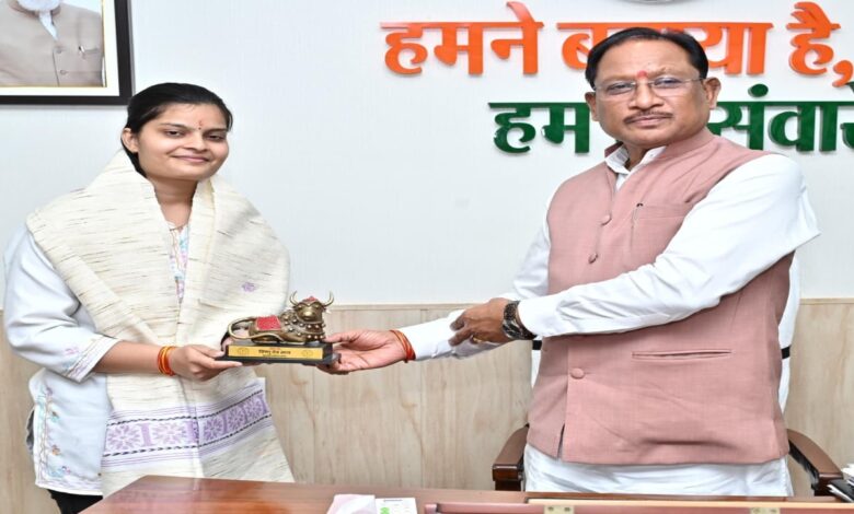 The Chief Minister met Vaibhavi Agarwal, who secured the 35th rank in the PSC, and congratulated her and offered her sweets.