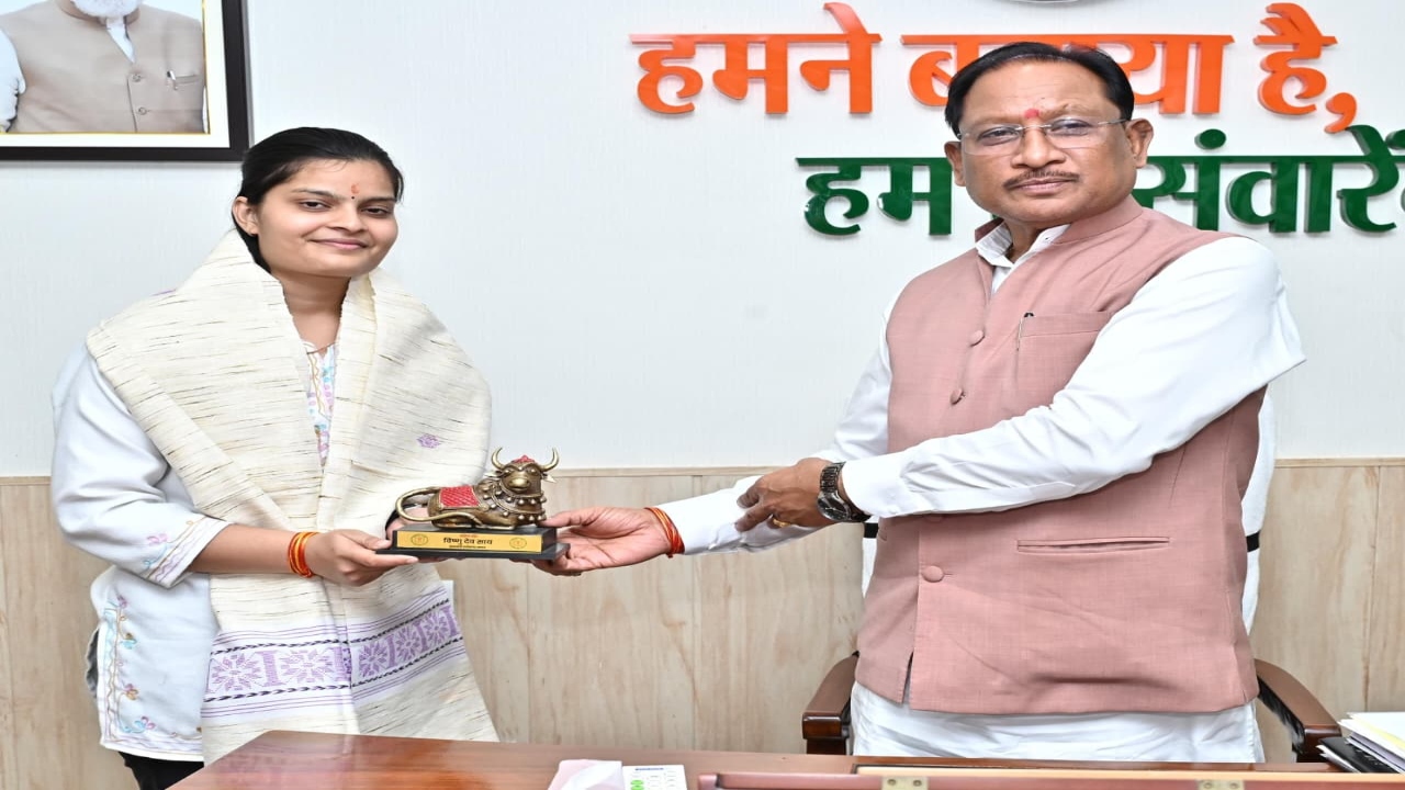 The Chief Minister met Vaibhavi Agarwal, who secured the 35th rank in the PSC, and congratulated her and offered her sweets.