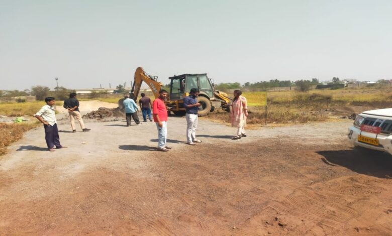 Administration bulldozer runs on illegal plotting: Construction on 1 acre land stopped