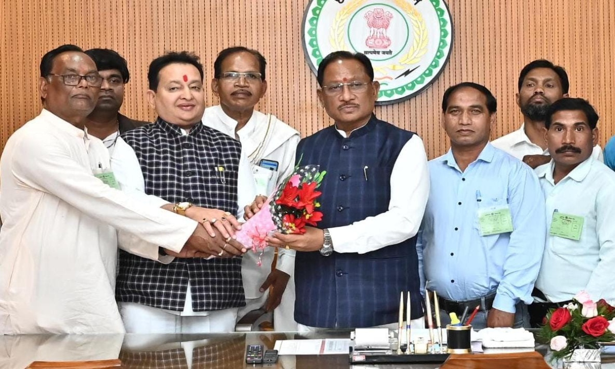 Chief Minister receives invitation for Phule-Nakul-Ambedkar Jayanti Mela Mahotsav