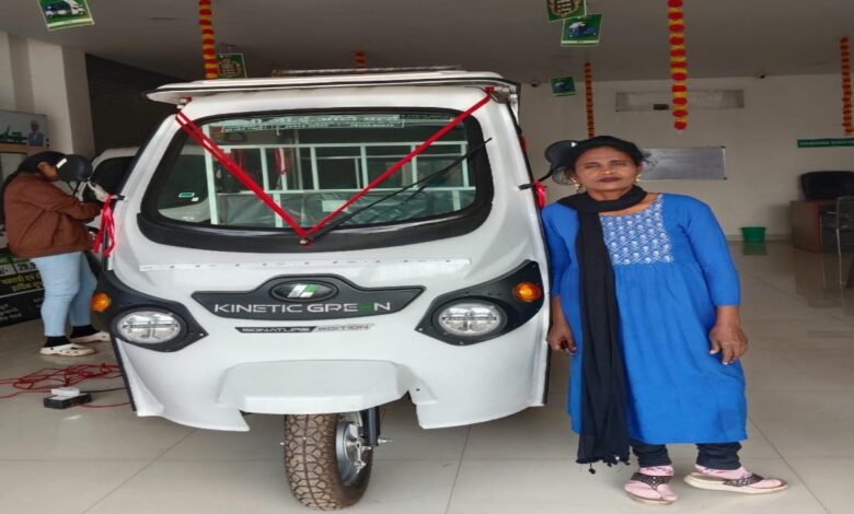 Even her disability could not stop Saira Bano's courage, she became self-reliant by driving an e-rickshaw.