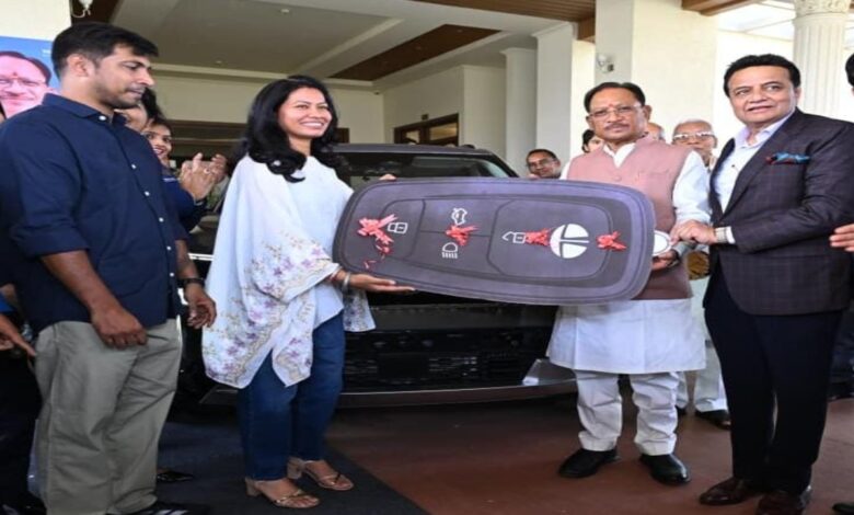 Honoring Chhattisgarh's Daughter: Chief Minister Sai Gifts a Tata Sierra Car to Physiotherapist Akanksha Satyavanshi