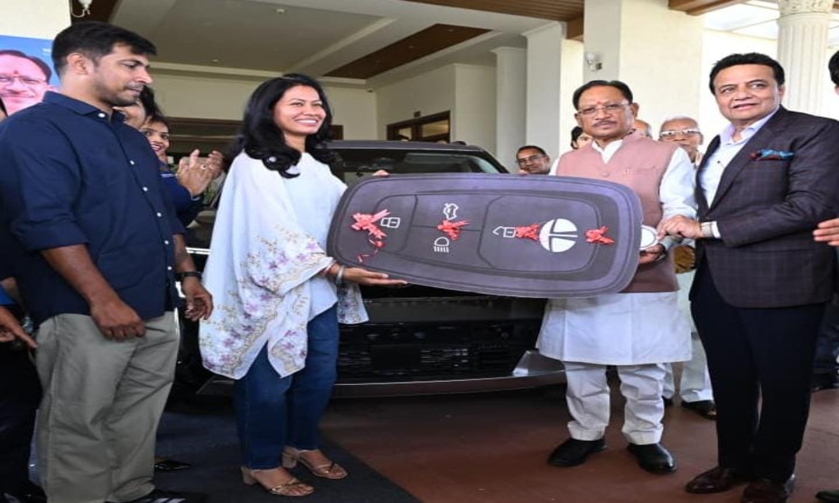 Honoring Chhattisgarh's Daughter: Chief Minister Sai Gifts a Tata Sierra Car to Physiotherapist Akanksha Satyavanshi