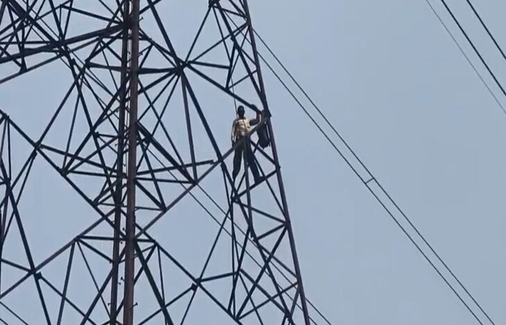 Villager Climbs High-Tension Tower in Raipur; Accuses Fortune Metal Pvt. Ltd. of Refusing to Hand Over Land