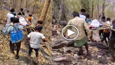 The System on Four Shoulders! Relatives Carry Patient to Hospital on a Cot for 17 Kilometers.