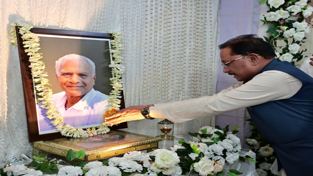 Chief Minister Vishnudeo Sai paid tribute to the late 'Loktantra Senani' Mahavir Prasad Jain.