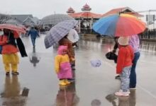 Weather patterns change across the country: heavy snowfall in the mountains and hail in the plains