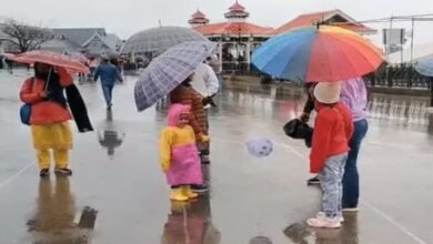 Weather patterns change across the country: heavy snowfall in the mountains and hail in the plains