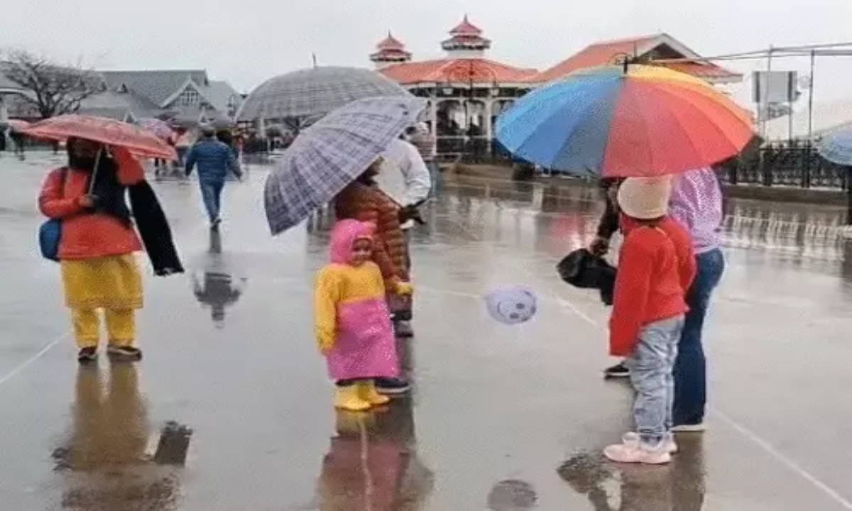 Weather patterns change across the country: heavy snowfall in the mountains and hail in the plains