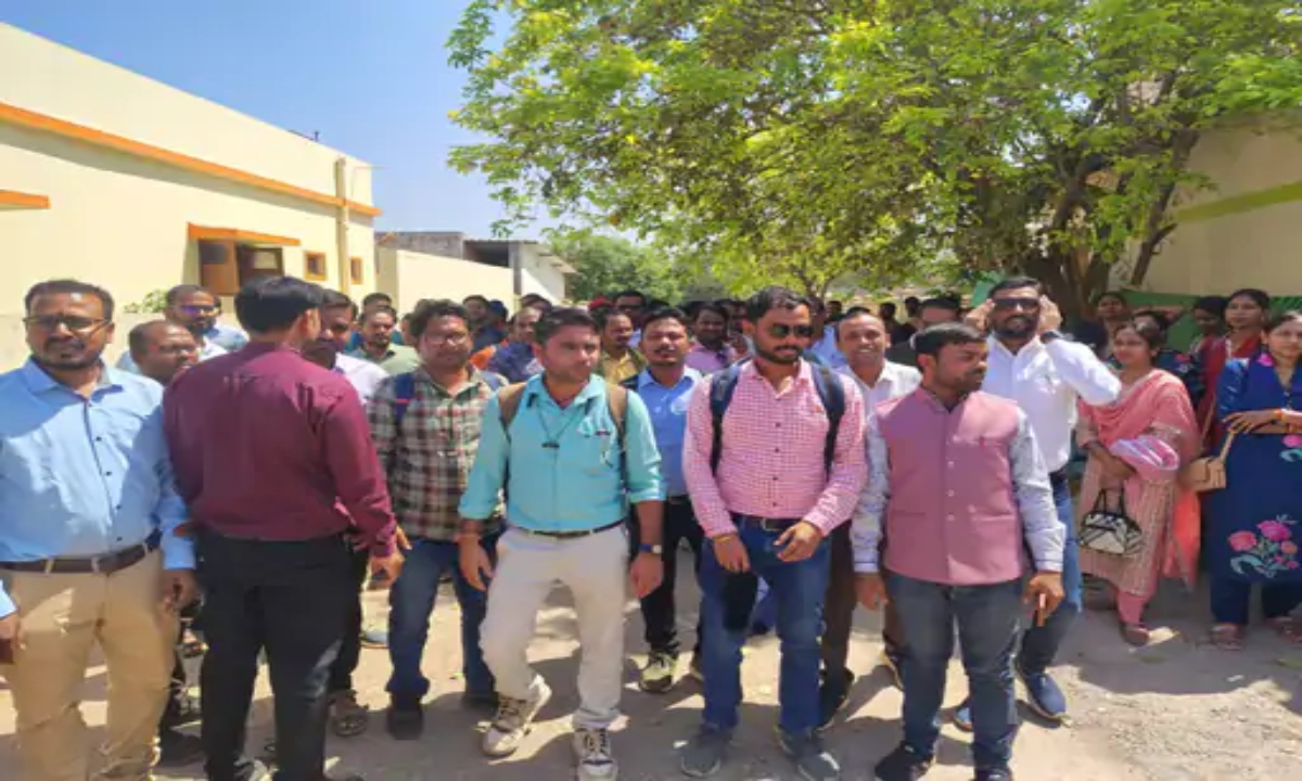 Gherao of Education Minister's Bungalow: Guest Teachers from Surguja and Kanker Arrive in Durg