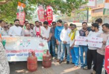 Congress Stages Unique Protest in Raipur Against Rising Gas Cylinder Prices and Black Marketing