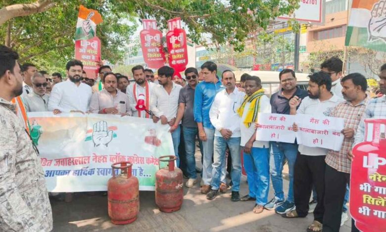 Congress Stages Unique Protest in Raipur Against Rising Gas Cylinder Prices and Black Marketing