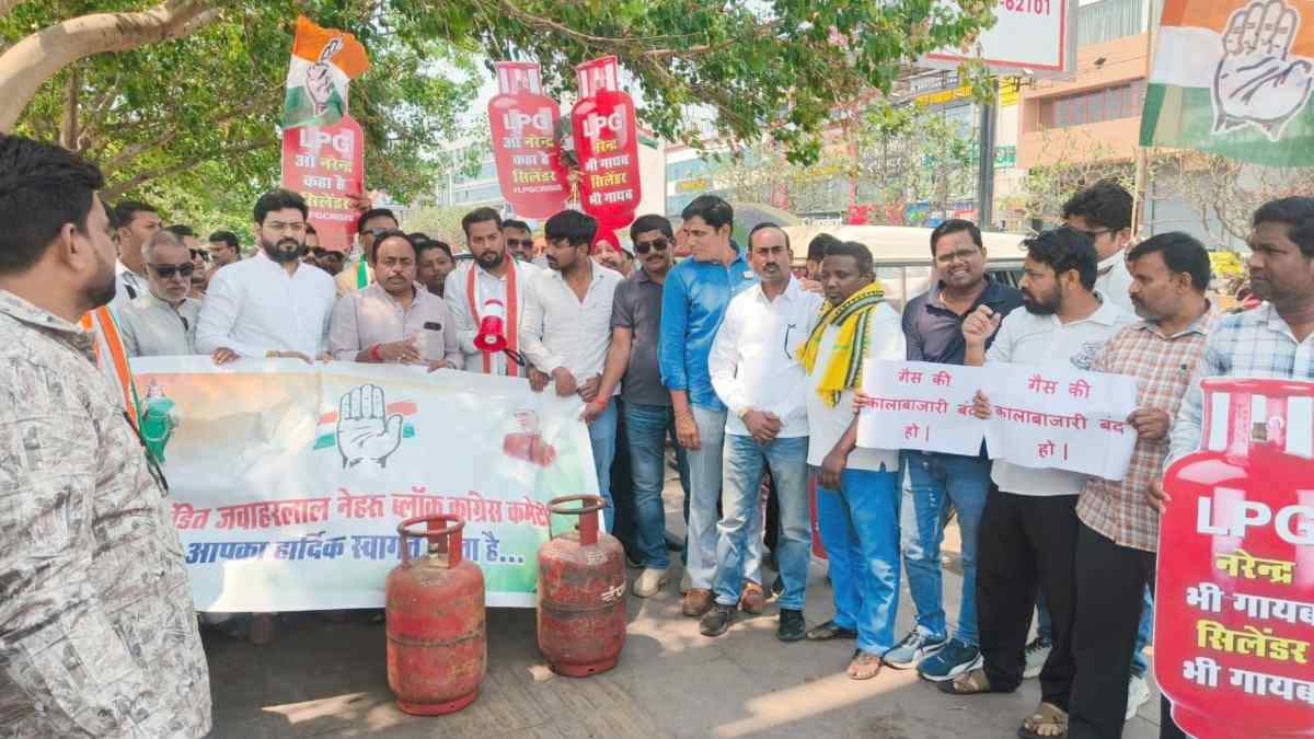Congress Stages Unique Protest in Raipur Against Rising Gas Cylinder Prices and Black Marketing