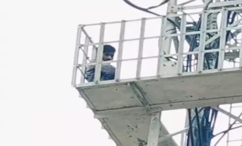 High-voltage drama at the tower over the insistence on marriage