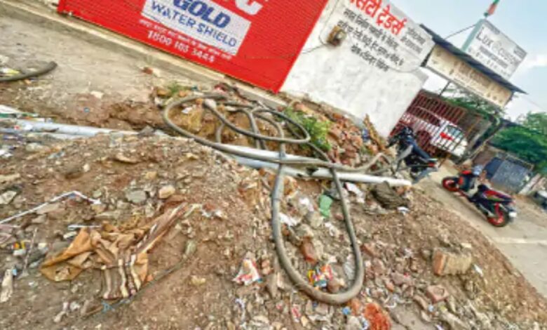 Negligence in ₹5 Crore Smart Wiring Project: Due to a lack of maintenance, cables have surfaced on the road within just two years.