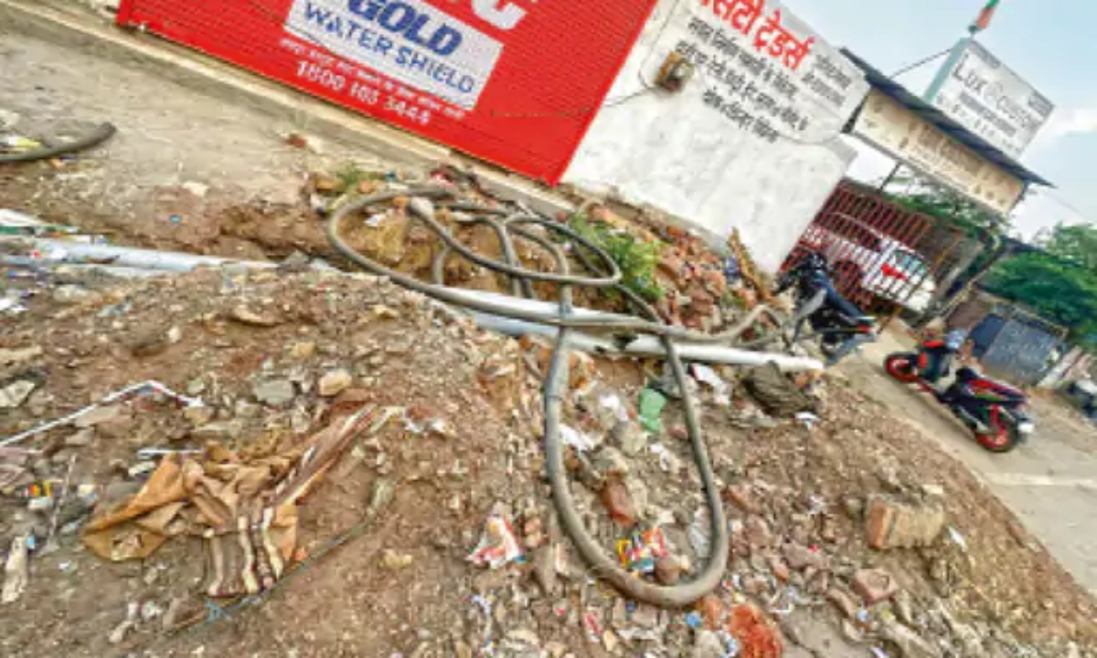 Negligence in ₹5 Crore Smart Wiring Project: Due to a lack of maintenance, cables have surfaced on the road within just two years.