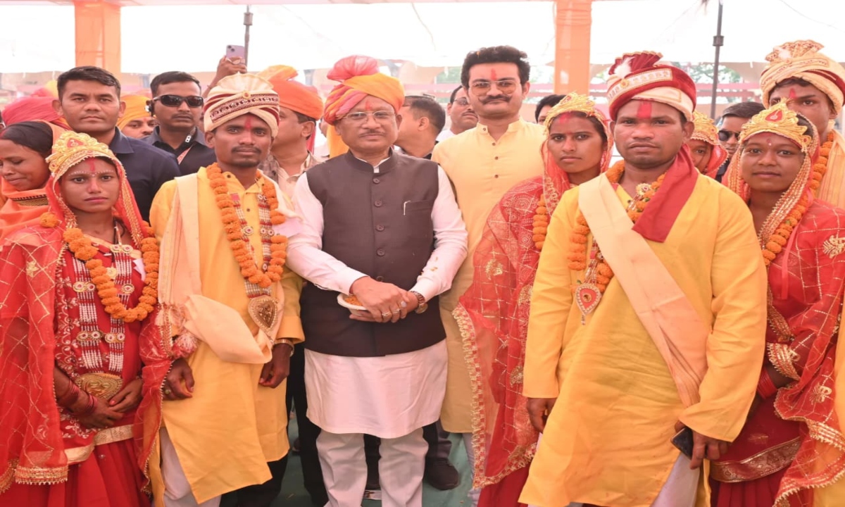 CM Sai Blesses 240 Newlywed Couples; Daughters Receive ₹50,000 Each