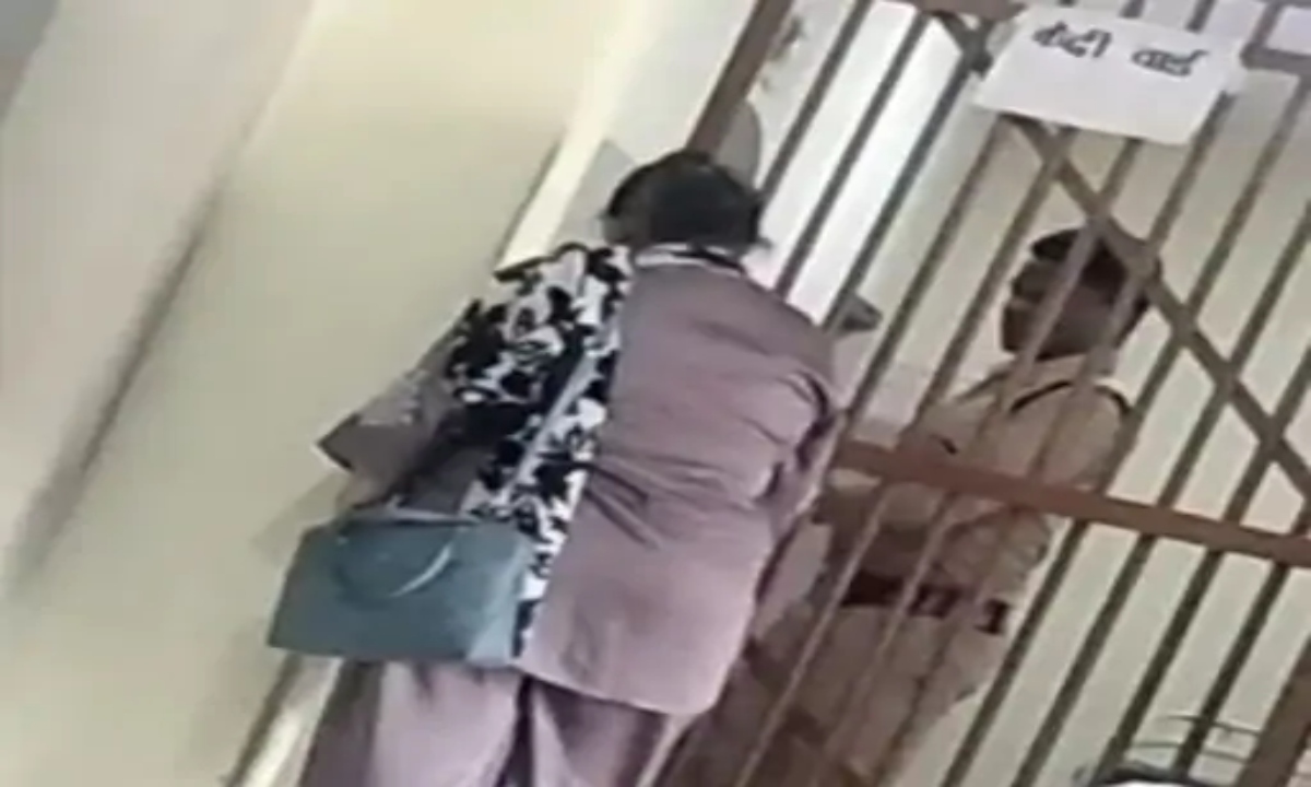 VIP Treatment Exposed in Jail Ward: Special Privileges for Prisoner in Ambikapur; Two Guards Suspended