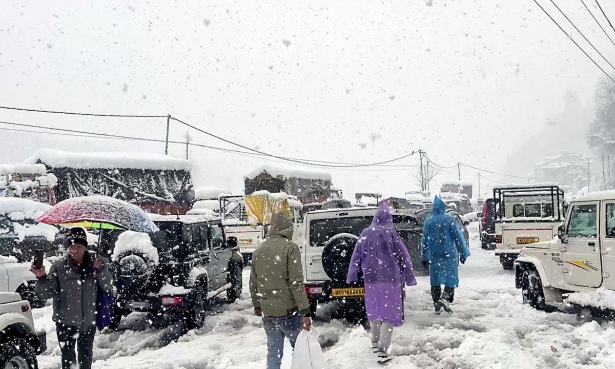 Snowfall in Himachal and Kashmir, weather shifts across North India; Yellow Alert for storms and rain in Delhi.