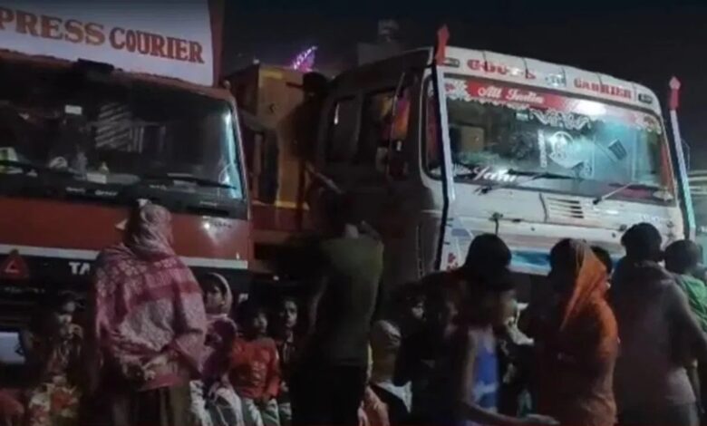 Uproar over SIR in Malda: Road blockade following the deletion of 2.2 million voters' names; 7 judges gheraoed.