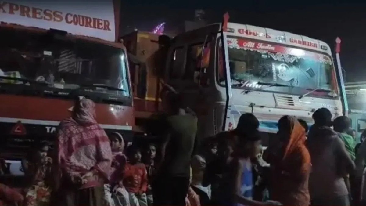 Uproar over SIR in Malda: Road blockade following the deletion of 2.2 million voters' names; 7 judges gheraoed.