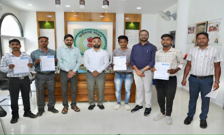 Steps Towards the Mainstream, Moving Away from Violence: Kanker Becomes the First District to Provide Employment After Training