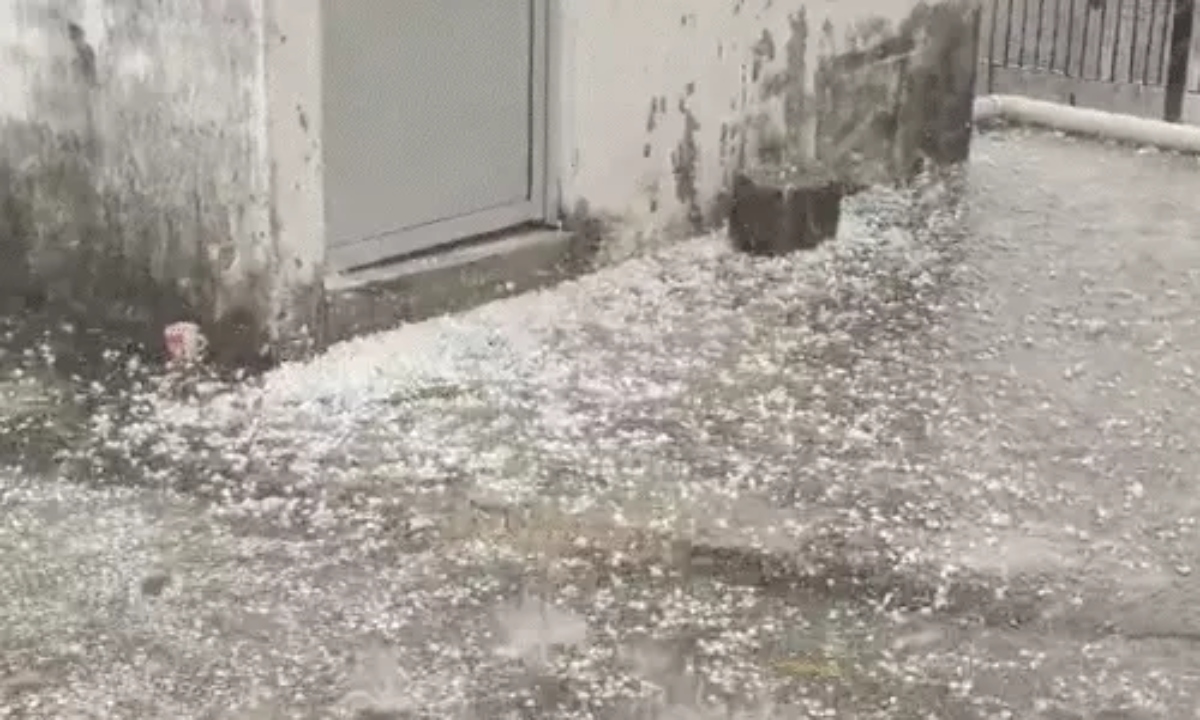 1,500 Tourists Stranded in Sikkim Due to Snowfall and Landslides; Storm and Rain Alert Issued for 16 States; 15 Dead in UP Due to Lightning Strikes