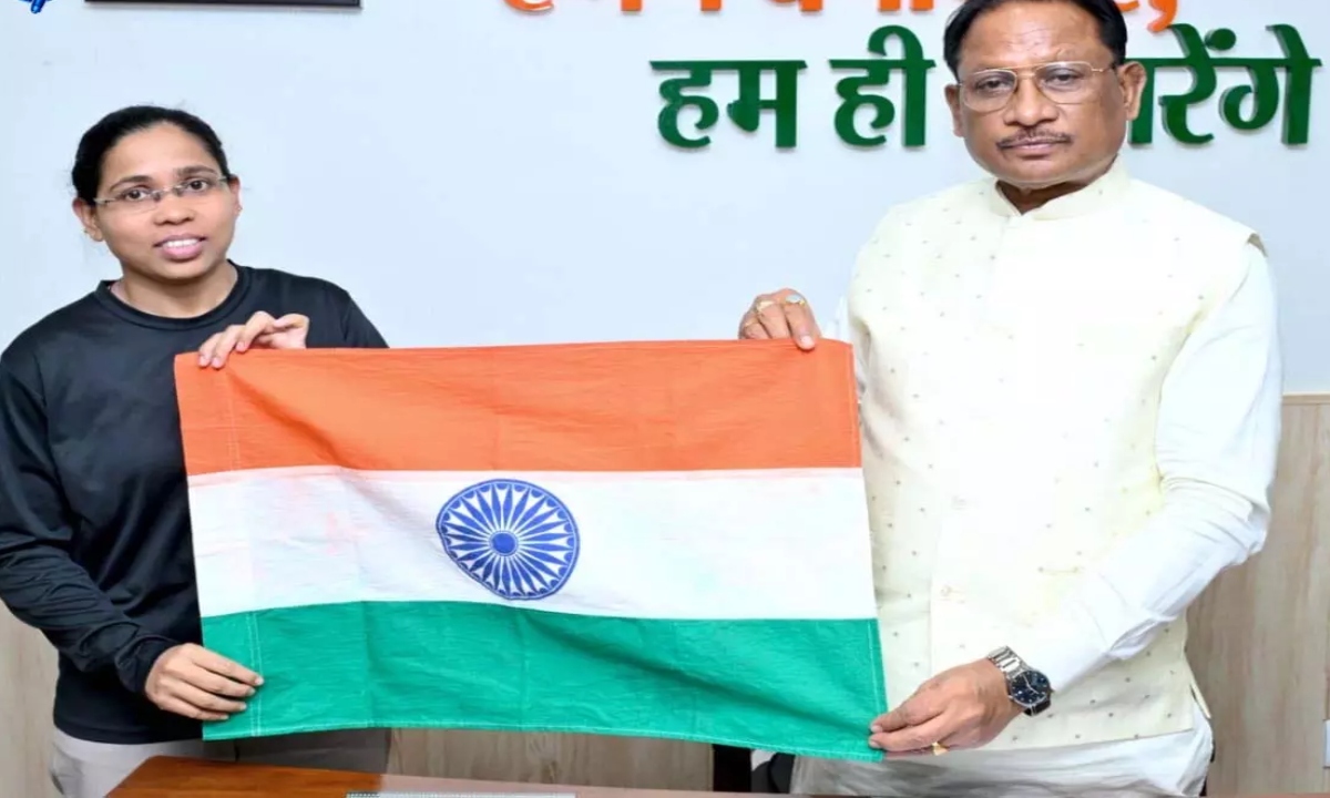 Mountaineer Amita Shrivas Meets CM Sai, Resolves to Conquer Everest