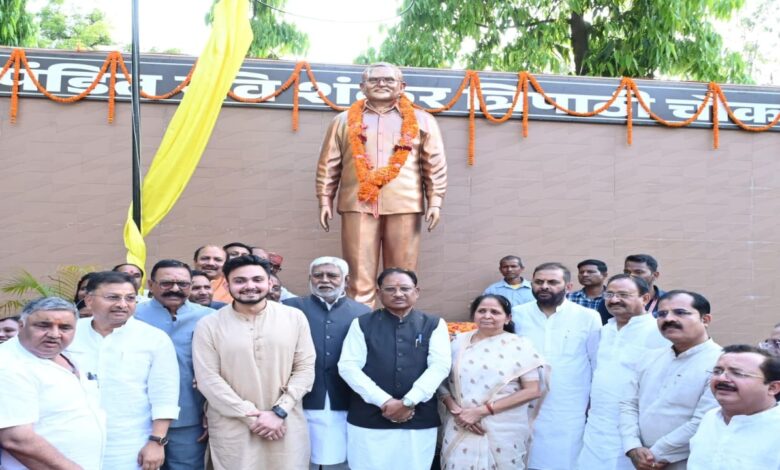 Unveiling of the statue of Pt. Ravi Shankar Tripathi in Ambikapur: CM Vishnudev Sai paid tribute