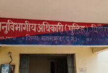 पुलिस टीम पर हमला, सरकारी वाहन में तोड़फोड़