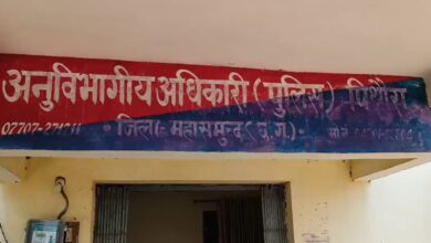 पुलिस टीम पर हमला, सरकारी वाहन में तोड़फोड़