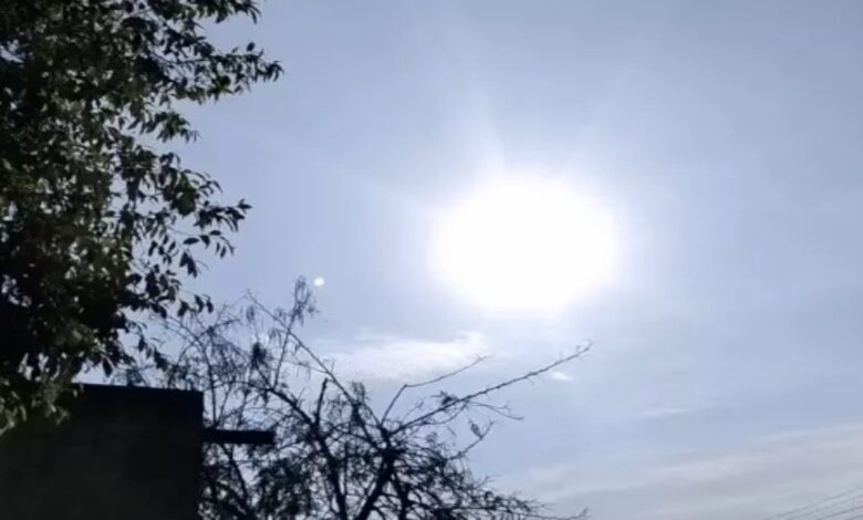 Severe Heatwave Sweeps Across the Country: Mercury Crosses 44°C in 8 States; Heatwave Alerts Issued in Several Areas.